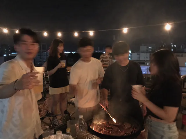天台烧烤44号，人多的场面到底加参赛作品封面